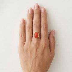 Elegantní prsten ze žlutého zlata s korálem