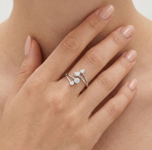Anillo con cuatro zirconias cúbicas