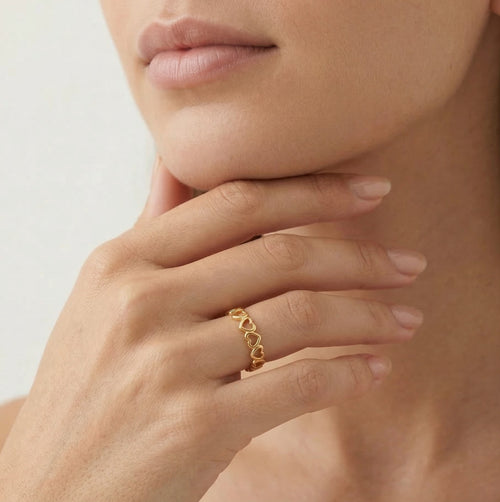 Krásný zlatý prsten se srdci