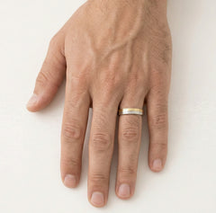 Bague de mariage en or jaune et blanc, hautement polie.