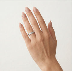 Bague de mariage en or blanc avec finition mate, brillante et polie.