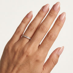 Snubní prsten z růžového zlata se zářezem a kameny