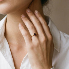 Bague classique pour femmes avec grenat rond taillé en brillant à facettes fines