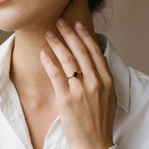 Bague classique pour femmes avec grenat rond taillé en brillant à facettes fines