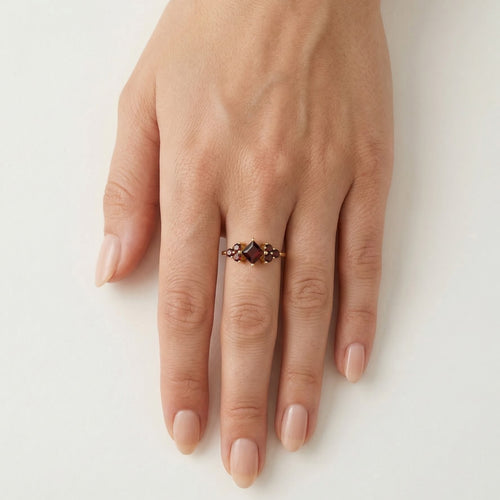 Anillo de granates talla princesa cuadrada y talla redonda en oro.