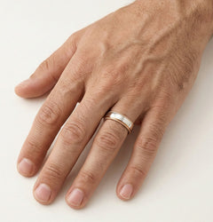 Eheringe aus Roségold und Weißgold mit seitlichem Detail