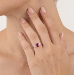 Bague en or blanc avec rubis taille poire et diamants