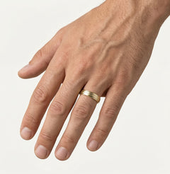 Snubní prsten ze žlutého zlata s linkami rhodia