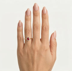 Anillo con rubí rojo y circonita cúbica