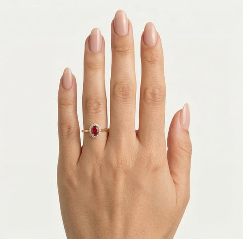 Ring mit rotem Rubin und Zirkonia