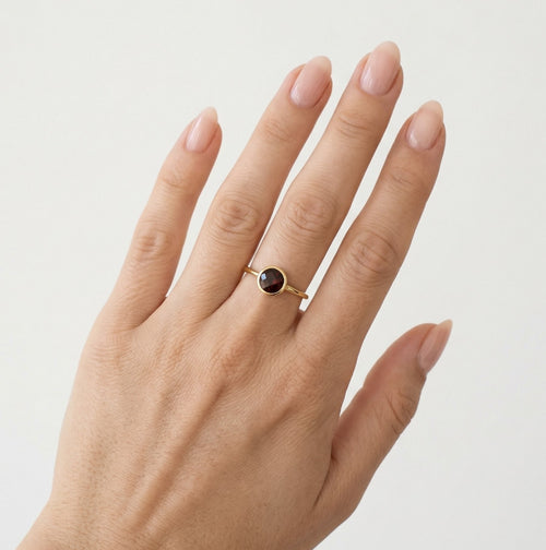 Anillo elegante para mujer con granate redondo en talla facetada fine step