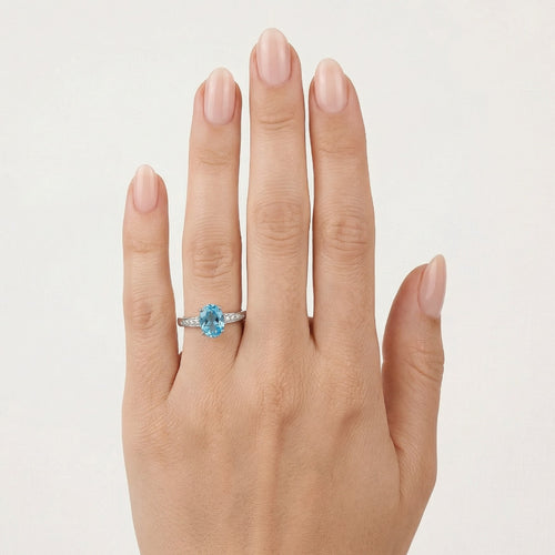 Ring aus Silber mit blauem Topas und Zirkonia