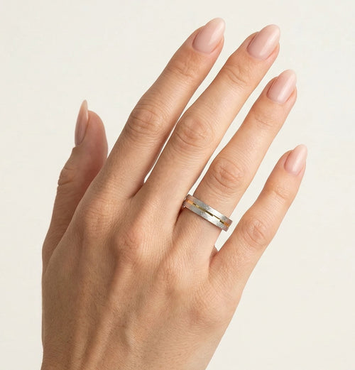 Matný snubní prsten z bílého zlata s pozlaceným gravírováním