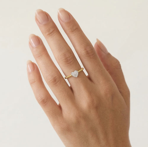 Okouzlující zlatý prsten se srdcem s třpytivými zirkony