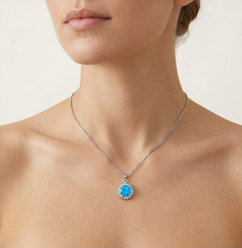 Pendentif avec opale bleue ronde et halo.