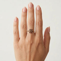 Anillo de oro con granate floral.