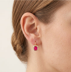 Pendientes rectangulares con rubí rojo de talla esmeralda y halo