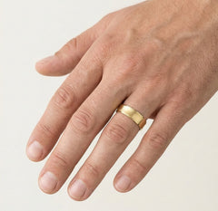 Alliance en or jaune au design courbé