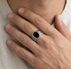 Pánský stříbrný prsten s oválným onyxem a řeckým vzorem