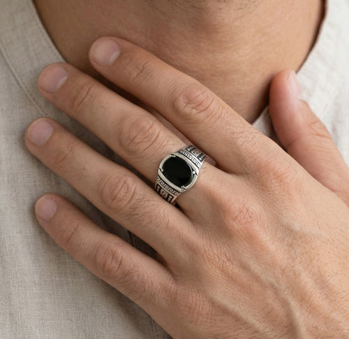 Pánský stříbrný prsten s oválným onyxem a řeckým vzorem