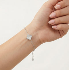 Stříbrný perlový náramek Halo se čtyřlístkem