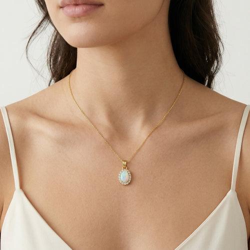 Ovaler Halo-Anhänger mit weißem Opal