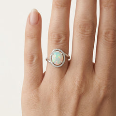 Anillo con zirconia cúbica y ópalo blanco montados en garras