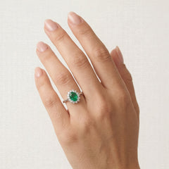 Luxurious 18kt gold diamond and emerald ring