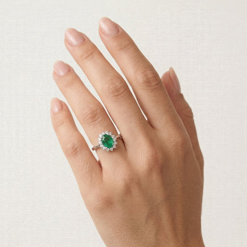 Luxurious 18kt gold diamond and emerald ring