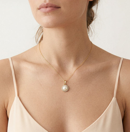 Pendentif avec perle et halo.