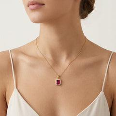 Pendentif avec rubis rouge et halo de zircones cubiques