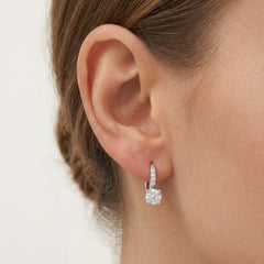 Aretes de oro blanco con acento