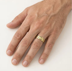 Bague de mariage en or jaune à finition mate avec lignes noires