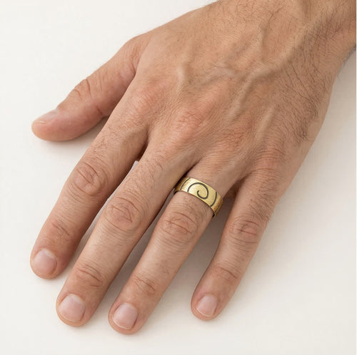 Bague de mariage en or jaune à finition mate avec lignes noires