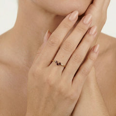 Yellow gold ring with three garnets