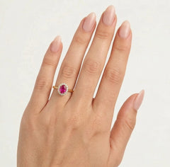 Prsten ze žlutého zlata se syntetickým rubínem a se shlukem kubických zirkonů