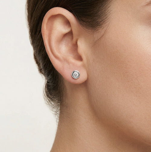 Náušnice s kulatým rámečkem s kubickými zirkony z 18kt bílého zlata