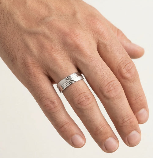 Snubní prsten z bílého zlata s lineárním gravírováním