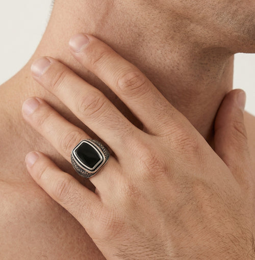 Pánský stříbrný prsten s onyxem, radiant a ryté boky