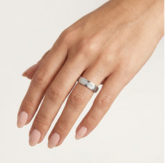 Alliances en or blanc avec côtés en escalier