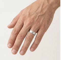 Třpytivý matný povrch snubních prstenů z bílého zlata