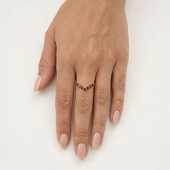 V-förmiger Ring mit rundem Granat