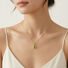 Pendentif en or avec moldavite rectangulaire