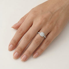 Luxusní zásnubní prsten z bílého zlata se zdobeným čtvercovým designem