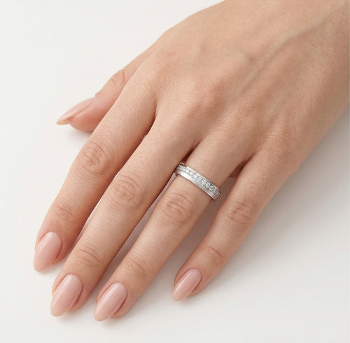 Bague en or blanc avec diamants tout autour