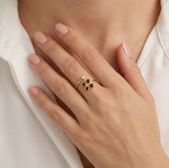 Zlatý nedokončený prsten s květinovým vzorem z granátů