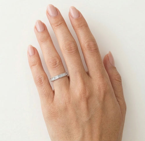 Stylový prsten z bílého zlata s diamanty