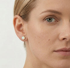 Zlaté náušnice kulaté bílý opál