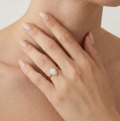 Zlatý prsten s kapkovým bílým opálem