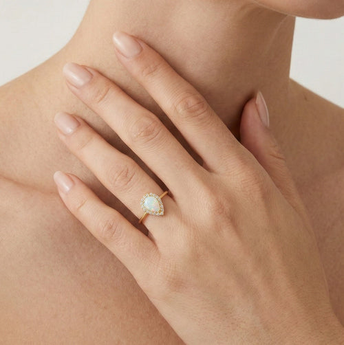 Zlatý prsten s kapkovým bílým opálem